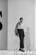 Lata 80., Warszawa, Polska.
Modelka biorąca udział w pokazie mody sukien ślubnych prawdopodobnie w Pałacu Kultury i Nauki. 
Fot. Irena Jarosińska, zbiory Ośrodka KARTA