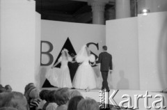 Lata 80., Warszawa, Polska.
Pokaz mody sukien ślubnych prawdopodobnie w Pałacu Kultury i Nauki. 
Fot. Irena Jarosińska, zbiory Ośrodka KARTA