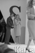 Lata 80., Warszawa, Polska.
Modelki biorące udział w pokazie mody sukien ślubnych prawdopodobnie w Pałacu Kultury i Nauki. 
Fot. Irena Jarosińska, zbiory Ośrodka KARTA