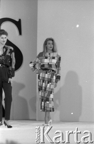 Lata 80., Warszawa, Polska.
Modelki biorące udział w pokazie mody sukien ślubnych prawdopodobnie w Pałacu Kultury i Nauki. 
Fot. Irena Jarosińska, zbiory Ośrodka KARTA