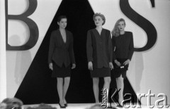 Lata 80., Warszawa, Polska.
Modelki biorące udział w pokazie mody sukien ślubnych prawdopodobnie w Pałacu Kultury i Nauki. 
Fot. Irena Jarosińska, zbiory Ośrodka KARTA