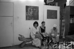 Lata 80., Warszawa, Polska.
Wernisaż w pracowni Ireny Jarosińskiej.
Fot. Irena Jarosińska, zbiory Ośrodka KARTA