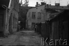 Czerwiec 1994, Grójec, woj. warszawskie, Polska.
Podwórko. Zdjęcie wykonane podczas warsztatów fotograficznych dla młodzieży.
Fot. Irena Jarosińska, zbiory Ośrodka KARTA