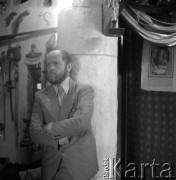 Lata 80., Warszawa, Polska.
Rzeźbiarz i profesor warszawskiej Akademii Sztuk Pięknych Jan Bohdan Chmielewski w mieszkaniu.
Fot. Irena Jarosińska, zbiory Ośrodka KARTA