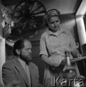 Lata 80., Warszawa, Polska.
Rzeźbiarz i profesor warszawskiej Akademii Sztuk Pięknych Jan Bohdan Chmielewski prawdopodobnie w towarzystwie swojej żony. 
Fot. Irena Jarosińska, zbiory Ośrodka KARTA