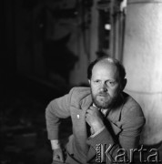 Lata 80., Warszawa, Polska.
Rzeźbiarz i profesor warszawskiej Akademii Sztuk Pięknych Jan Bohdan Chmielewski.
Fot. Irena Jarosińska, zbiory Ośrodka KARTA