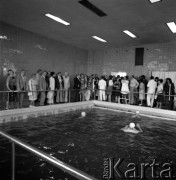 1976, Polska. 
Międzynarodowy Zjazd Polskiego Towarzystwa Lekarskiego. Uczestnicy podczas zwiedzania ośrodka rehabilitacyjnego. 
Fot. Irena Jarosińska, zbiory Ośrodka KARTA