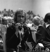 1976, Warszawa, Polska.
Dziennikarz biorący udział w uroczystości nadania tytułu honoris causa Akademii Medycznej dr Aleksandrowi Rytlowi z Chicago.
Fot. Irena Jarosińska, zbiory Ośrodka KARTA