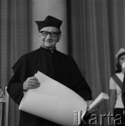 1976, Warszawa, Polska.
Dr Aleksander Rytel z Chicago podczas uroczystości nadania tytułu honoris causa Akademii Medycznej. 
Fot. Irena Jarosińska, zbiory Ośrodka KARTA