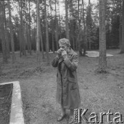 Lata 60., Piaśnica, Polska.
Lasy Piaśnickie - miejsce masowych egzekucji dokonanych przez okupantów niemieckich podczas II wojny światowej, n/z Elżbieta Ellwart, świadek zbrodni.
Fot. Irena Jarosińska, zbiory Ośrodka KARTA