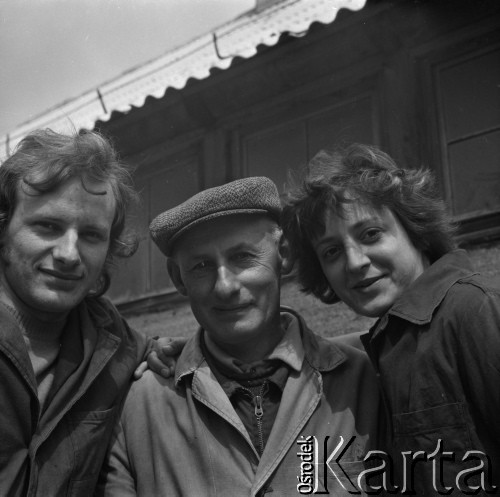 1973-1975, Osowa Sień, woj. zielonogórskie, Polska.
Pracownicy Państwowego Ośrodka Hodowli Zarodowej.
Fot. Irena Jarosińska, zbiory Ośrodka KARTA