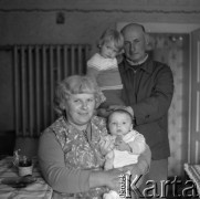 1973-1975, Osowa Sień, woj. zielonogórskie, Polska.
Pracownik Państwowego Ośrodka Hodowli Zarodowej z rodziną.
Fot. Irena Jarosińska, zbiory Ośrodka KARTA