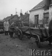 Lata 50. lub 60., woj. białostockie, Polska.
Wieś. Grupa osób przy wozie zaprzęgniętym w konia.
Fot. Irena Jarosińska, zbiory Ośrodka KARTA