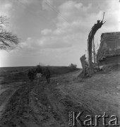 Lata 50. lub 60., okolice Krakowa, Polska.
Dzieci idące drogą przez wieś.
Fot. Irena Jarosińska, zbiory Ośrodka KARTA