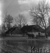 Lata 50. lub 60., okolice Krakowa, Polska.
Wieś. Mężczyzna jedzie na wozie zaprzęgniętym w konia nad brzegiem stawu.
Fot. Irena Jarosińska, zbiory Ośrodka KARTA