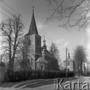 Lata 50. lub 60., okolice Krakowa, Polska.
Kościół we wsi.
Fot. Irena Jarosińska, zbiory Ośrodka KARTA