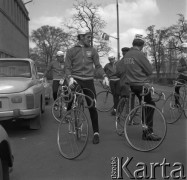 1971, Polska.
Kolarska reprezentacja Polski. 1. z lewej kolarz Ryszard Szurkowski, dwukrotny zwycięzca Wyścigu Pokoju.
Fot. Irena Jarosińska, zbiory Ośrodka KARTA
