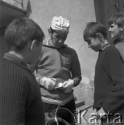 1971, Polska.
Dwukrotny zwycięzca Wyścigu Pokoju kolarz Ryszard Szurkowski rozdaje autografy dzieciom. 
Fot. Irena Jarosińska, zbiory Ośrodka KARTA
