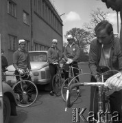 1971, Polska.
Dwukrotny zwycięzca Wyścigu Pokoju Ryszard Szurkowski (1. z lewej) z kolegami z reprezentacji Polski w kolarstwie. 
Fot. Irena Jarosińska, zbiory Ośrodka KARTA