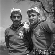 1971, Polska.
Dwukrotny zwycięzca Wyścigu Pokoju Ryszard Szurkowski (z lewej) z kolegą z reprezentacji Polski w kolarstwie Zygmuntem Hanusiakiem. 
Fot. Irena Jarosińska, zbiory Ośrodka KARTA