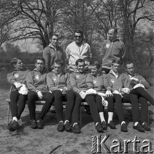 1971, Polska.
Dwukrotny zwycięzca Wyścigu Pokoju Ryszard Szurkowski (siedzi w środku) z kolegami z reprezentacji Polski w kolarstwie. 
Fot. Irena Jarosińska, zbiory Ośrodka KARTA