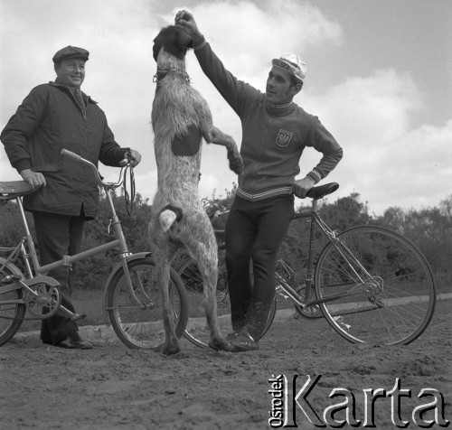 1971, Polska.
Kolarz Ryszard Szurkowski, dwukrotny zwycięzca Wyścigu Pokoju z psem.
Fot. Irena Jarosińska, zbiory Ośrodka KARTA