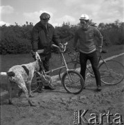 1971, Polska.
Kolarz Ryszard Szurkowski, dwukrotny zwycięzca Wyścigu Pokoju z psem.
Fot. Irena Jarosińska, zbiory Ośrodka KARTA