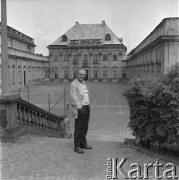 1976, Warszawa, Polska.
Architekt, urbanista profesor Adolf Ciborowski.  Za jego plecami Pałac pod Blachą.
Fot. Irena Jarosińska, zbiory Ośrodka KARTA