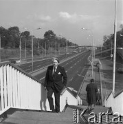 Brak daty, Warszawa, Polska.
Nieznany mężczyzna przy Trasie Łazienkowskiej przy placu na Rozdrożu.
Fot. Irena Jarosińska, zbiory Ośrodka KARTA