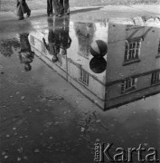 Brak daty, Warszawa, Polska.
Odbicie dzieci i budynku w kałuży.
Fot. Irena Jarosińska, zbiory Ośrodka KARTA