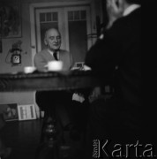Lata 60.-70., Warszawa, Polska. 
Malarz Henryk Stażewski w mieszkaniu przy ul. Pięknej.
Fot. Irena Jarosińska, zbiory Ośrodka KARTA