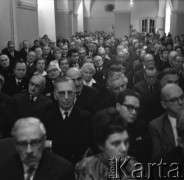 1967, Wrocław, Polska.
150-lecie Zakładu Narodowego im. Ossolińskich. Nz. w drugim rzędzie, 1. z lewej Stefan Kieniewicz.
Fot. Irena Jarosińska, zbiory Ośrodka KARTA   
