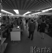 1971, Poznań, Polska.
Domy Towarowe Alfa przy ulicy Świętego Marcina.
Fot. Irena Jarosińska, zbiory Ośrodka KARTA
