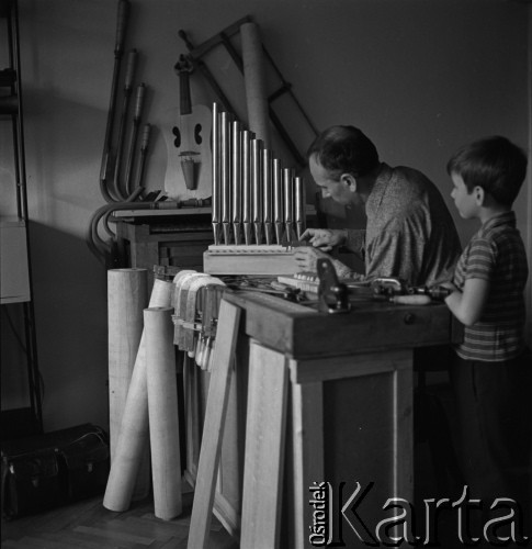 Lata 70., Polska.
Kazimierz Piwkowski - wybitny fagocista, pedagog i konstruktor instrumentów muzycznych. 
Fot. Irena Jarosińska, zbiory Ośrodka KARTA