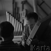 Lata 70., Polska.
Kazimierz Piwkowski - wybitny fagocista, pedagog i konstruktor instrumentów muzycznych. 
Fot. Irena Jarosińska, zbiory Ośrodka KARTA