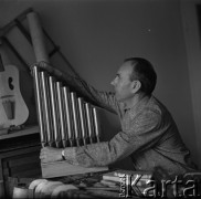 Lata 70., Polska.
Kazimierz Piwkowski - wybitny fagocista, pedagog i konstruktor instrumentów muzycznych. 
Fot. Irena Jarosińska, zbiory Ośrodka KARTA