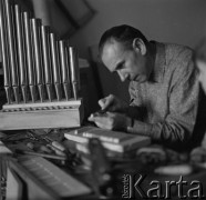 Lata 70., Polska.
Kazimierz Piwkowski - wybitny fagocista, pedagog i konstruktor instrumentów muzycznych. 
Fot. Irena Jarosińska, zbiory Ośrodka KARTA