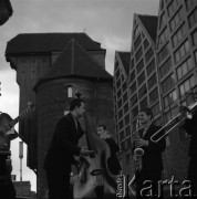 1968, Gdańsk, Polska.
Zespół jazzowy Flamingo na Długim Pobrzeżu, przy rzece Mołtawie. W głębi widać Żurawia.
Fot. Irena Jarosińska, zbiory Ośrodka KARTA