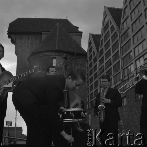 1968, Gdańsk, Polska.
Zespół jazzowy Flamingo na Długim Pobrzeżu, przy rzece Mołtawie. W głębi widać Żurawia.
Fot. Irena Jarosińska, zbiory Ośrodka KARTA