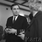 1968, Warszawa, Polska.
Aktor Gustaw Holoubek w restauracji SPATiF-u.
Fot. Irena Jarosińska, zbiory Ośrodka KARTA