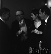 1968, Warszawa, Polska.
Aktorzy Gustaw Holoubek i Maria Wachowiak oraz historyk Aleksander Gieysztor w restauracji SPATiF w czasie spotkania z francuskimi aktorami.
Fot. Irena Jarosińska, zbiory Ośrodka KARTA