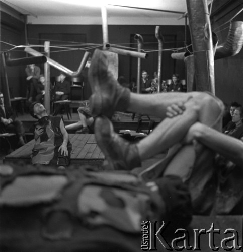 1963, Opole, Polska.
Sceny z trzeciej wersji spektaklu Akropolis w sali Teatru Laboratorium 13 Rzędów.
Fot. Irena Jarosińska, zbiory Ośrodka KARTA