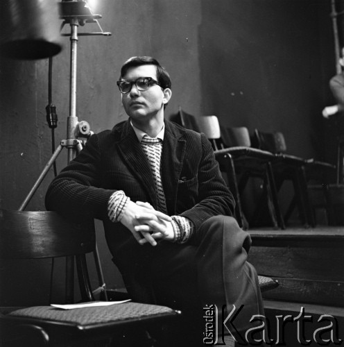 1963, Opole, Polska.
Włoski reżyser teatralny Eugenio Barba. W pierwszej połowie lat 60. trafił do Polski jako stypendysta UNESCO, został asystentem Jerzego Grotowskiego. Nz. w sali Teatru Laboratorium 13 Rzędów w czasie spektaklu Akropolis, którego był drugim reżyserem.
Fot. Irena Jarosińska, zbiory Ośrodka KARTA