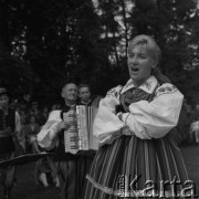 1965, Łowicz, Polska.
Dni Łowicza. Występ zespołu ludowego.
Fot. Irena Jarosińska, zbiory Ośrodka KARTA