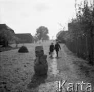 1968, Orońsko, Polska.
Plenerowa ekspozycja rzeźb, obecnie Centrum Rzeźby Polskiej .
Fot. Irena Jarosińska, zbiory Ośrodka KARTA