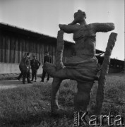 1968, Orońsko, Polska.
Plenerowa ekspozycja rzeźb, obecnie Centrum Rzeźby Polskiej .
Fot. Irena Jarosińska, zbiory Ośrodka KARTA
