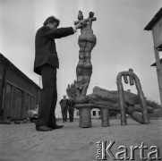 1968, Orońsko, Polska.
Plenerowa ekspozycja rzeźb, obecnie Centrum Rzeźby Polskiej .
Fot. Irena Jarosińska, zbiory Ośrodka KARTA