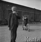1968, Orońsko, Polska.
Plenerowa ekspozycja rzeźb, obecnie Centrum Rzeźby Polskiej . Nz. rzeźbiarz Edward Piwowarski.
Fot. Irena Jarosińska, zbiory Ośrodka KARTA