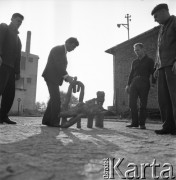 1968, Orońsko, Polska.
Plenerowa ekspozycja rzeźb, obecnie Centrum Rzeźby Polskiej .
Fot. Irena Jarosińska, zbiory Ośrodka KARTA