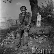 Lata 60., Dębska Wola, Polska.
Rzeźbiarz Józef Piłat.
Fot. Irena Jarosińska, zbiory Ośrodka KARTA